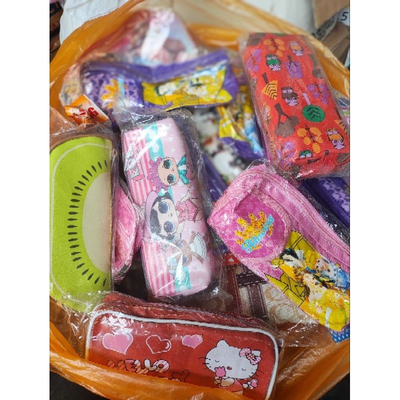 

tempat pensil resleting karakter rendom BESAR R8