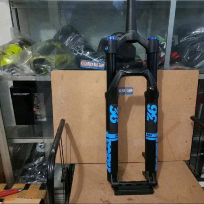 FORK PRO 36 AIR 29" T120 BOOST BLACK - 110X15MM - 36MM STANCHIONS