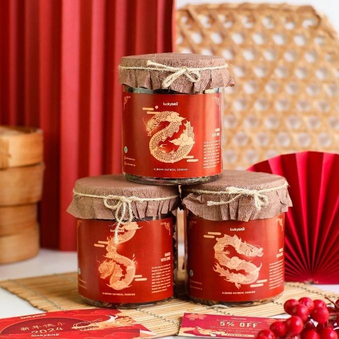 

CNY Hampers Imlek / CNY Hampers / Parcel Imlek - Oatmeal Cookies 3 Jar + FREE KARTU + TALI + VOUCHER + BUBBLE WRAP | LUCKYBITE