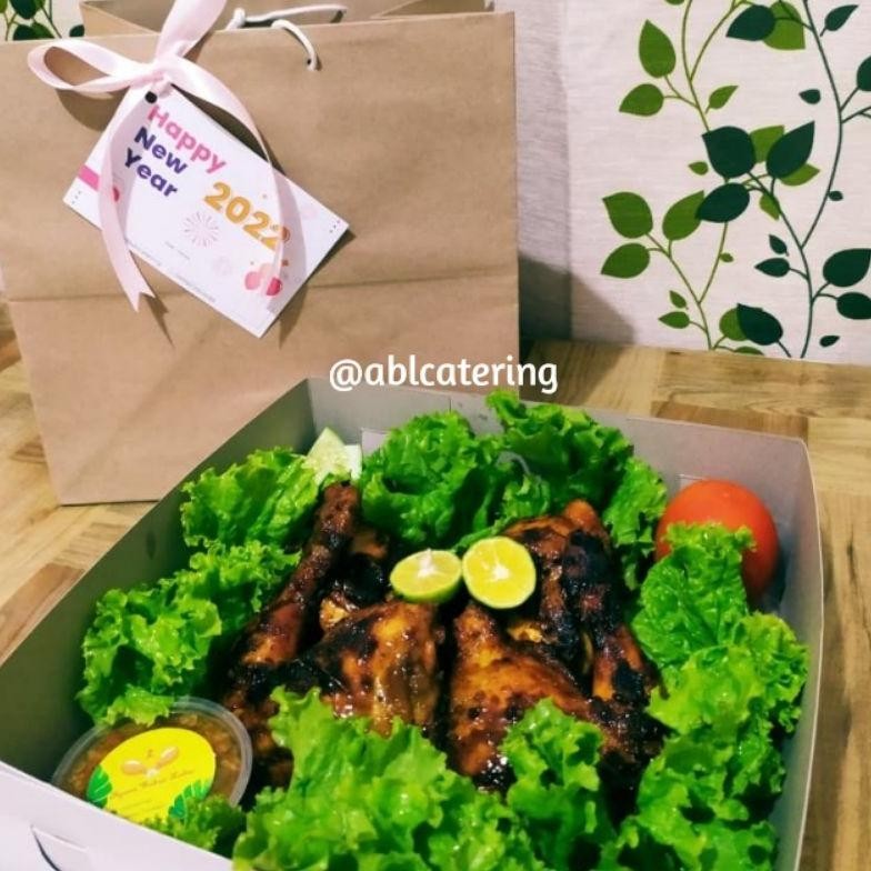 

CNY Hampers BOX IMLEK / Ramadhan / Lebaran / Natal 2024 / Bingkisan / Parcel Ayam Bakar 1 Ekor - PAKET HAMPERS READY