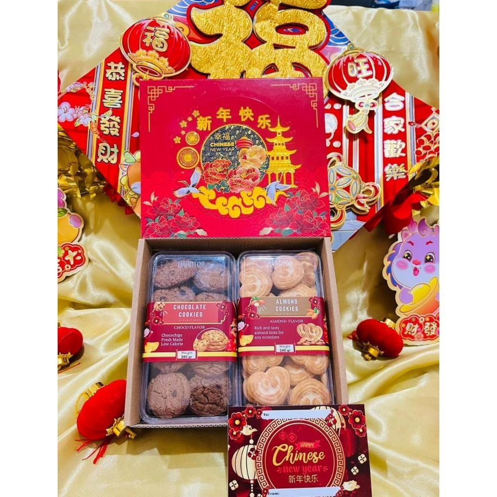 

CNY HAMPERS IMLEK 2024 | PARCEL IMLEK CHINESE NEW YEAR PREMIUM ISI 2 COOKIES COKLAT & ALMOND COOKIES / BINGKISAN IMLEK | FREE KARTU UCAPAN