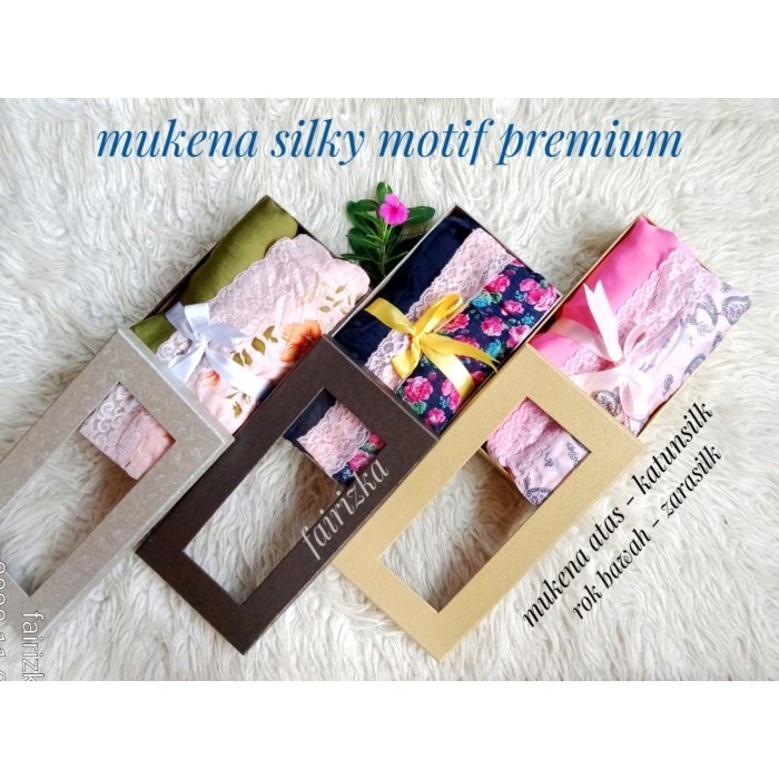 

Ready Hampers Bingkisan Lebaran Mukena Silky Premium Plus Box Cantik