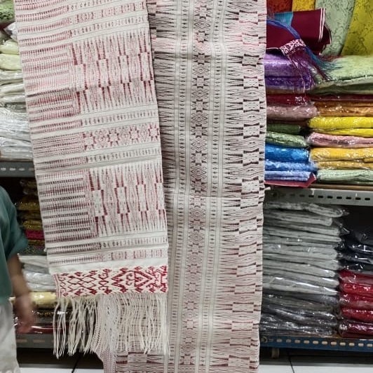 Songket Tumtuman putih merah tenunan tangan tarutung