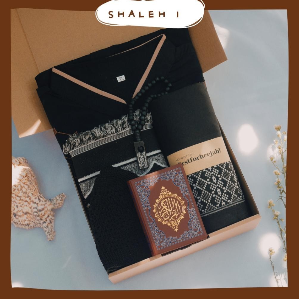 

Original (Shaleh Part I) Hampers Aesthetic Muslim Cowok | Kado Perlengkapan Sholat | Gift Box Shalat Jum'At Ulang Tahun Wisuda Lebaran Anniversary | Paket Sarung Baju Koko Sajadah Hitam Quran Sale