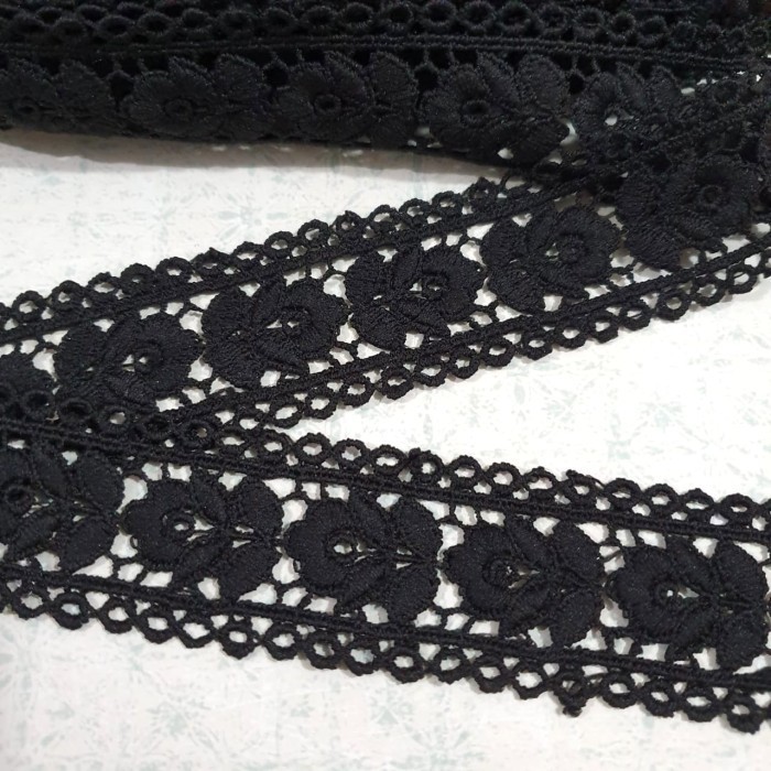

Renda Tengah Giper Bordir Motif Bunga Lebar 3,5 cm - Hitam (15 yard)