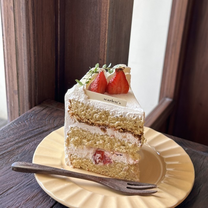

strawberry pistachio sliced cake [per slice]