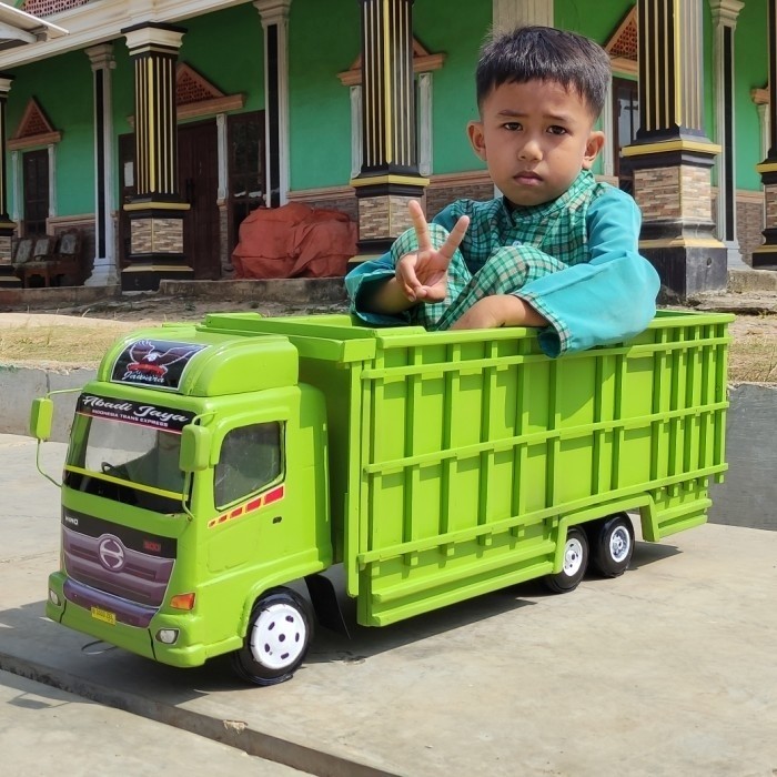 Mobilan truk oleng FUSO main truck oleng kayu dinaiki anak