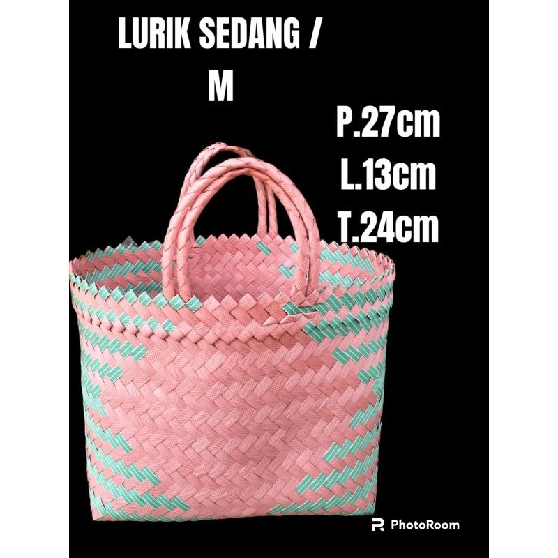 

Tas anyaman plastik Lurik sedang/M isi 25pcs ukuran 27×13×24/tas pasar/tas hajatan/tas berkat/tempat kotak nasi