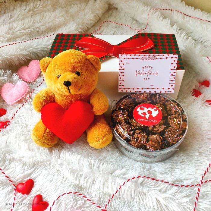 

Hampers Valentine Boneka Teddy Bear Love & Kue Coklat - Free Paperbag