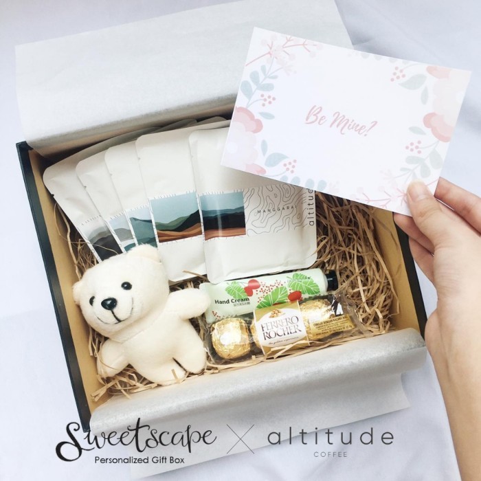 

Gift Box Package 43-Paket Hampers 43-Gift For Someone