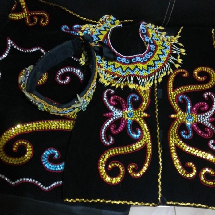 preloved baju adat dayak wanita asli set kalung mahkota dayak -PL17