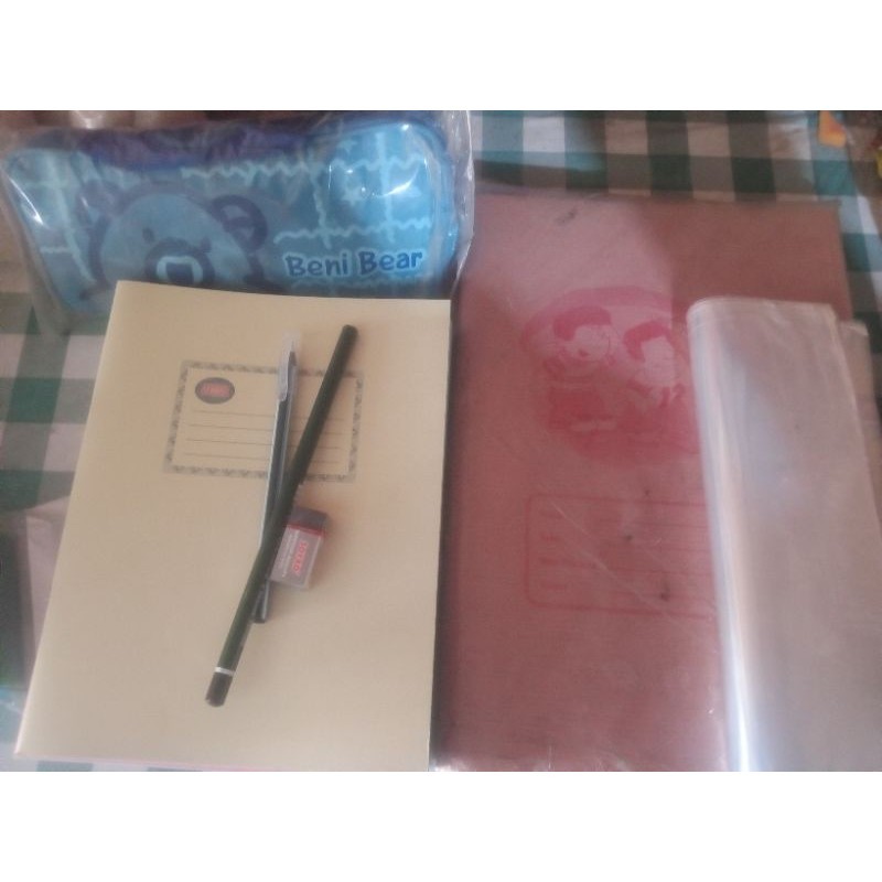 

Promo paket 1 (10 buku tulis, tempat pensil + pensil + pena + penghapus, sampul kertas dan sampul plastik)