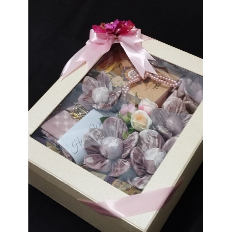 

Box Hampers Premium Seserahan Seperangkat Alat Sholat/ Kado Syariah Ulang Tahun