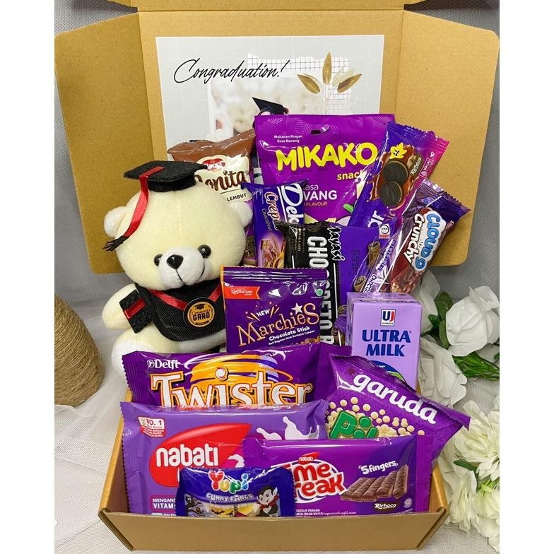 

HAMPERS BUKET SNACK BOX WISUDA / SNACK BOX KADO WISUDA / HAMPERS SNACK MURAH PREMIUM / GIFT BOX GRADUATION / KADO WISUDA / HADIAH GRADUATION / HADIAH WISUDA / KADO GRADUATION ORIGINAL PRODUK