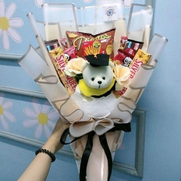 

(Ready Stock) Bucket Snack Graduation | Buket Makanan Hadiah Wisuda Free Kartu Ucapan [Ready Cod[Terlaris]Produk][Gratis Ongkir]