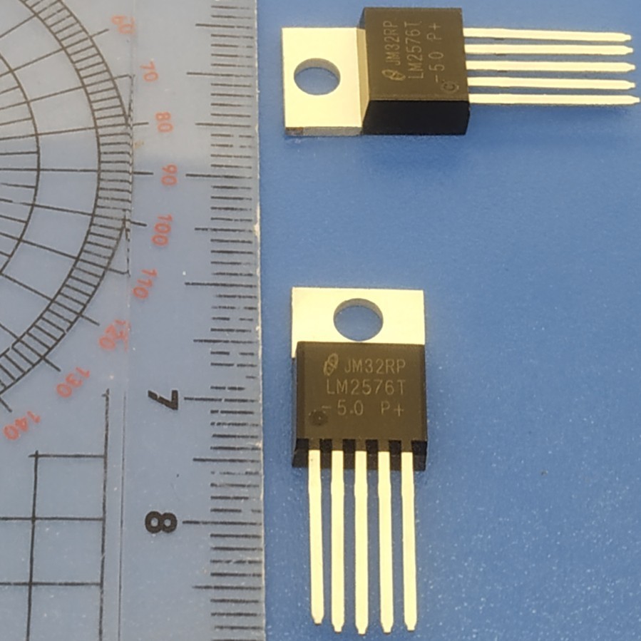 LM 2576 T / LM2576T / IC LM2576T Step Down Voltage Positive Regulator