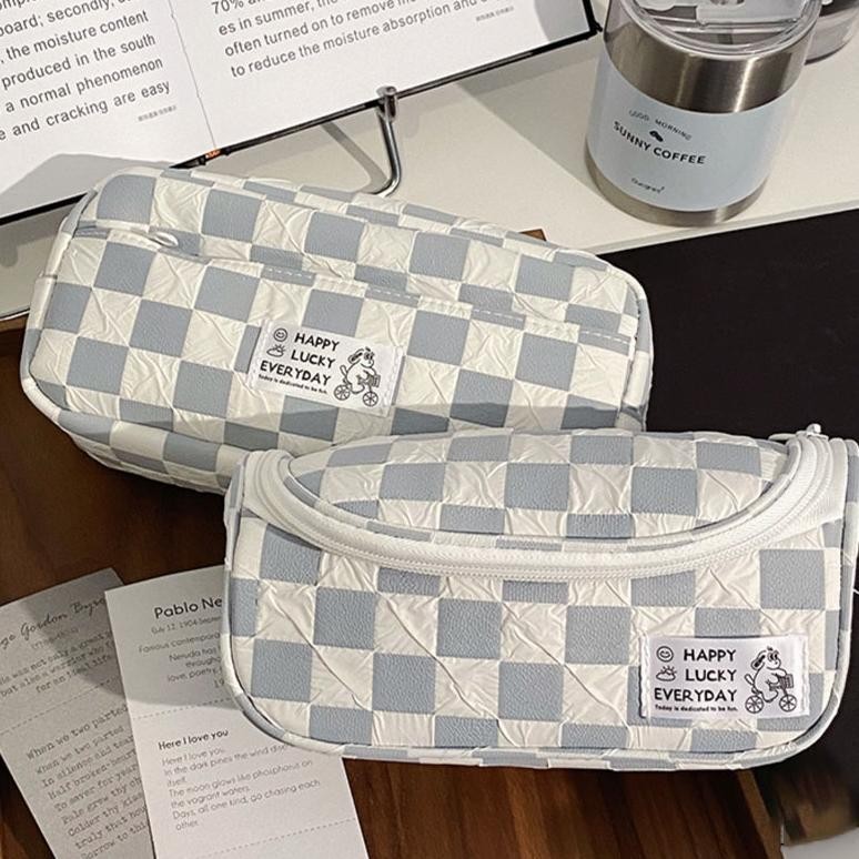 

Beli Lokal Tempat Pensil Kotak-Kotak Krim Kapasitas Besar Cod