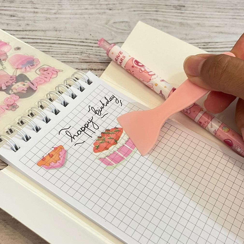 

Paket Buku Sticker Label Momo Spiral Zc-Am36 + Cutting Pen + Perata - Motif Sweet - Cute Girl Kado Unik Bungkus Gambar Hadiah Sovenir Alat Tulis Kerja Sekolah Kantor Lucu Promo