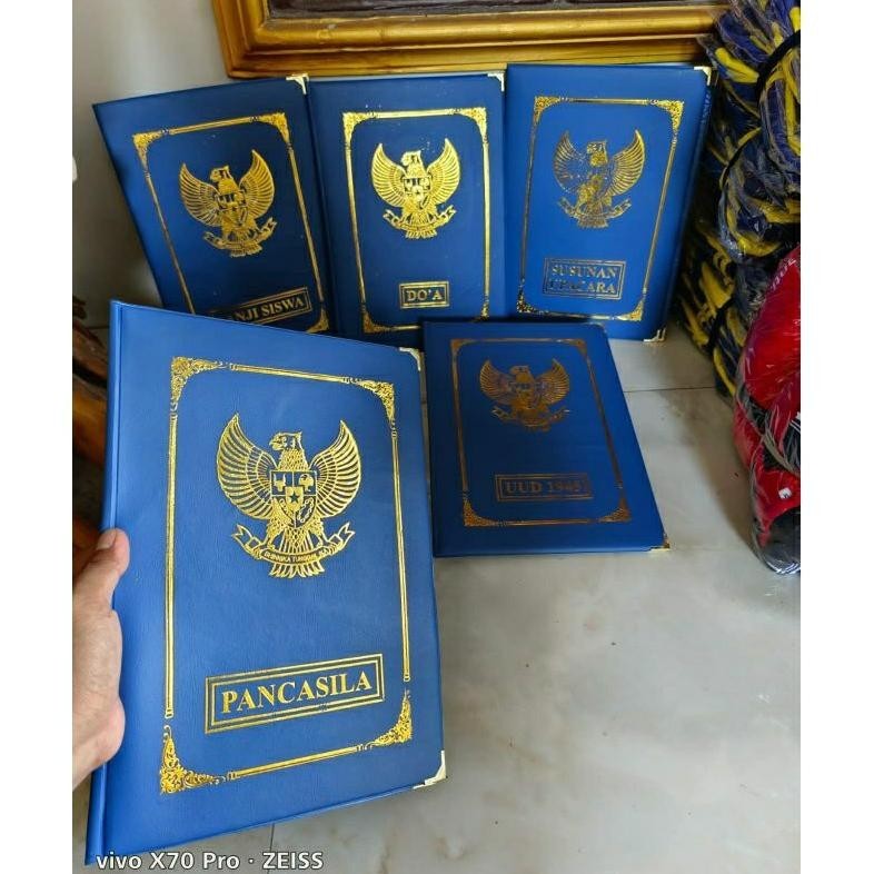 

masih promoo map upacara hotprint/emboss 1 set selempang + isi teks