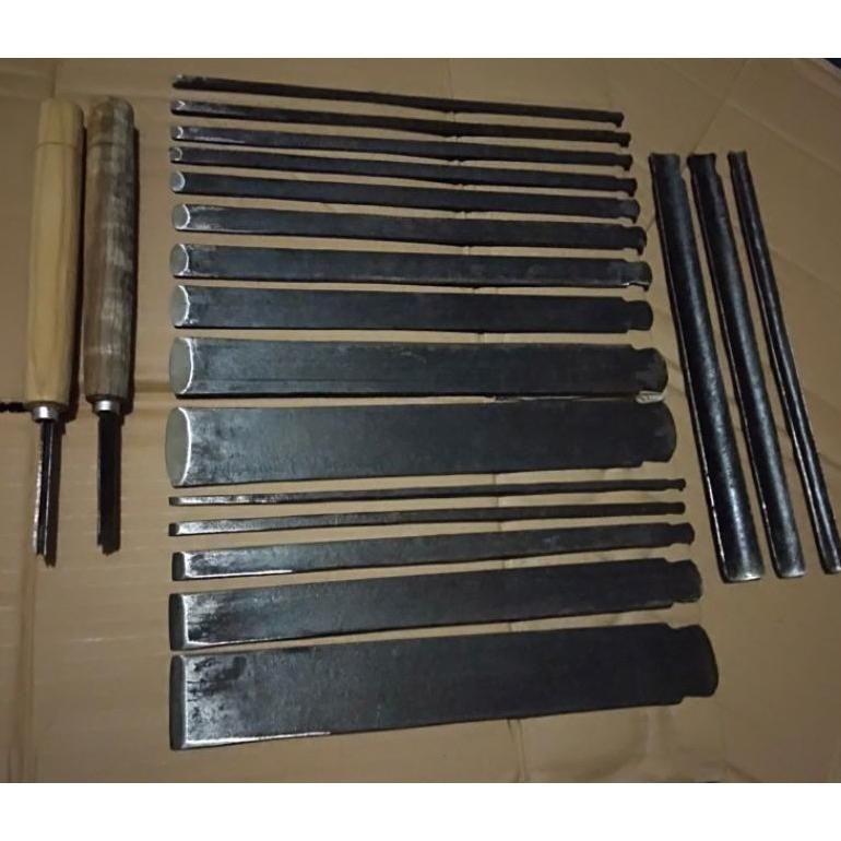 

Beli Lokal Pahat Tatah Ukir Kayu Jepara Satu Set Isi 20Bj Sale