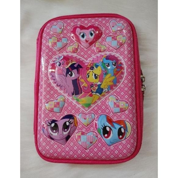 

Promo Gila Kotak Pensil Hardcase Glitter Like Smiggle Dino, Frozen, Lol, Unicorn, Little Pony, Batman, Captain America Cod