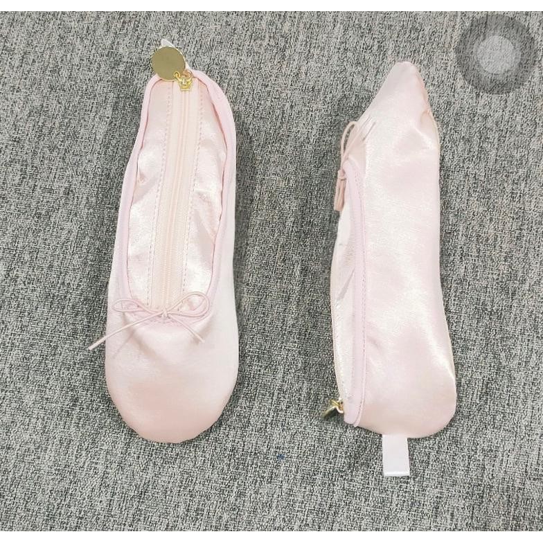 

tg-342 READY STOCK (NO BRAND) TERBARU REPLIKA PETIT TROUVER Ballet shoes Pencil case / make up bag /Ballerina Satin Ballet Pointe Shoe Pencil Case / Ballet pencil case / barang unik / barang estetik / aesthetic Termurah