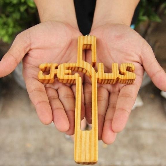 Hiasan Dinding Salib Kayu Tulisan "Jesus" Dekorasi Dinding Salib