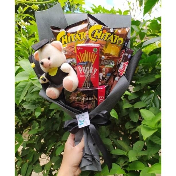 

g-24 BUKET SNACK BONEKA WISUDA COWOK KEREN/paket/bingkisan Snack Ulang Tahun/Ultah/ Wisuda/Kado/Hadiah Viral