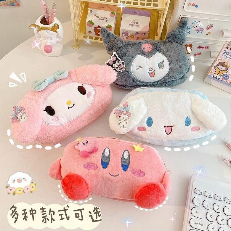 

ZAI-2530 TEMPAT PENSIL / KOTAK PENSIL / PENCIL CASE SANRIO MELODY KIRBY KUROMI CINNAMOROLL TEMPAT KOSMETIK/ PENSIL SERBAGUNA/ DOMPET MELODY PANJANG/ BULU POM2 LEMBUT IMPOR Premium
