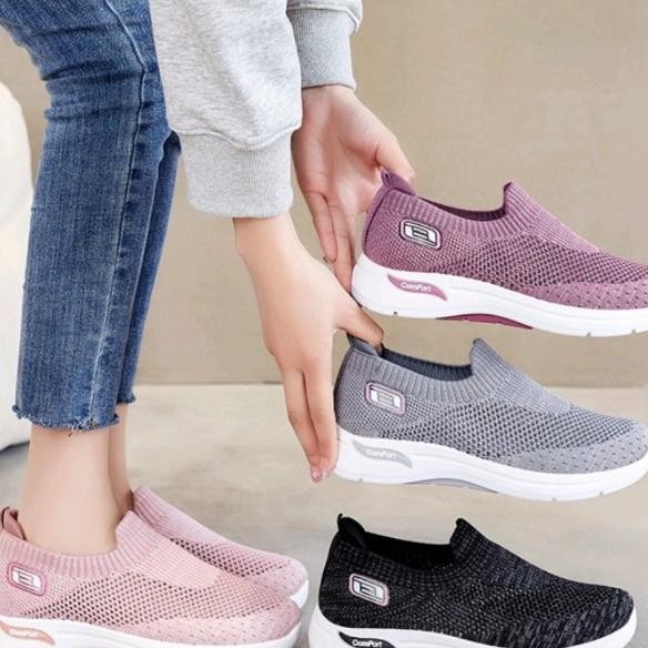 Sepatu Wanita Sneakers Slip On Tanpa Tali El Skechers