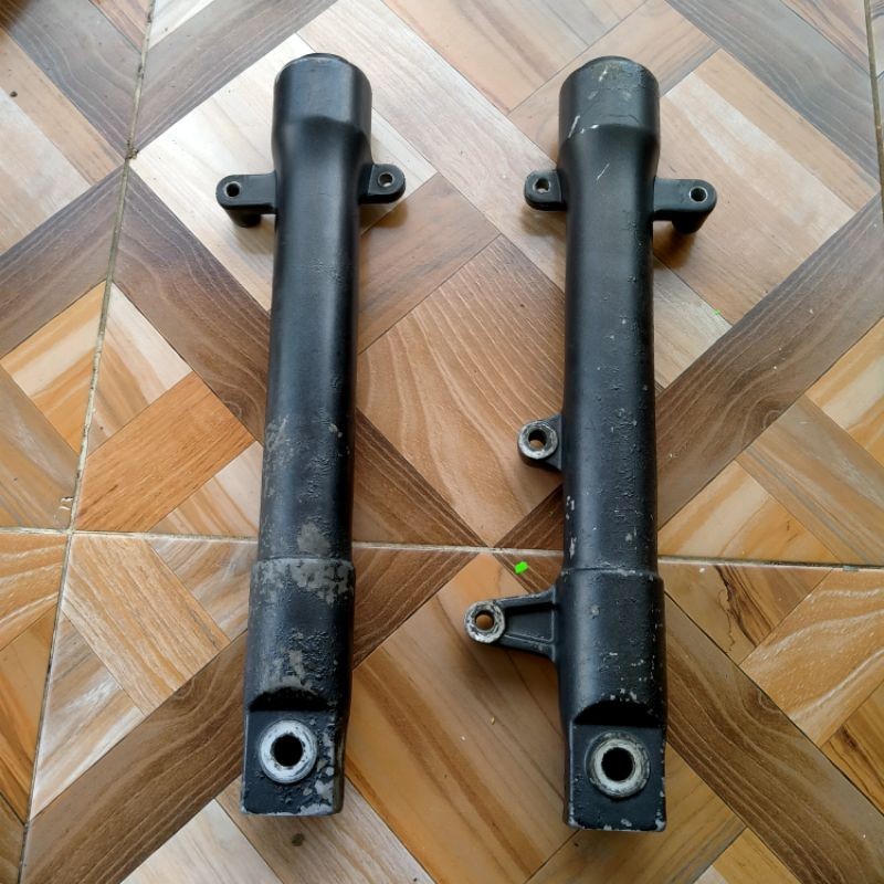 bottom shock depan Honda CBR 150 old KPP karburator cbu Thailand tabung shock kanan kiri
