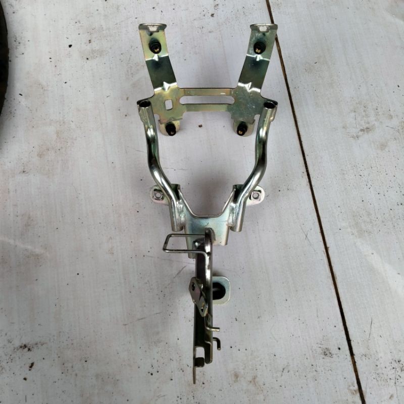 breket dudukan body depan original Yamaha Lexi 125cc