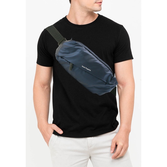 Tas Pinggang Hush Puppies Original Pria Waist Bag Casual bergaya sporty dalam nuansa monokrom Kondan