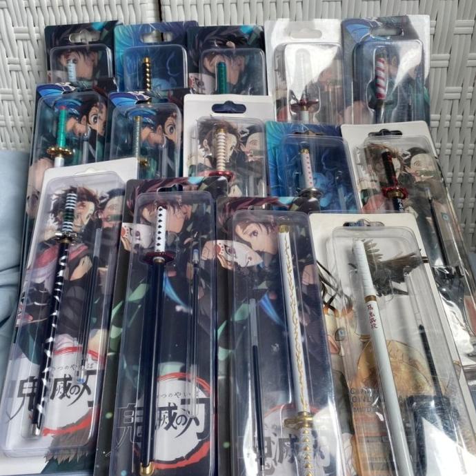 

PULPEN PAJANGAN PEDANG DEMON SLAYER FREE TINTA HITAM BEST QUALITY