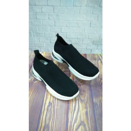 Sepatu Kyrana KE-19 Warna Hitam