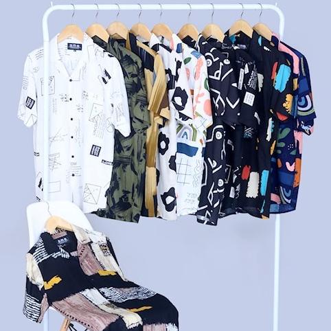 Kemeja Pria Rayon Pantai Lengan Pendek Hitam Motif Floral Baju Kasual