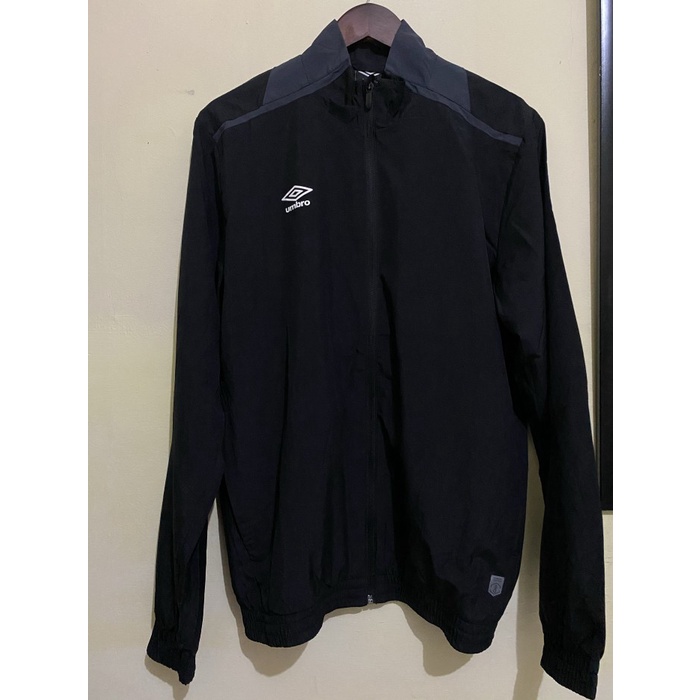 [New] Jaket Training Umbro Polosan Black Grey Original Diskon