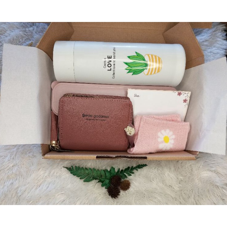 

FHXX0695 Hampers Dompet dan botol + alat makan kado ulang tahun, wisuda dan anniversary