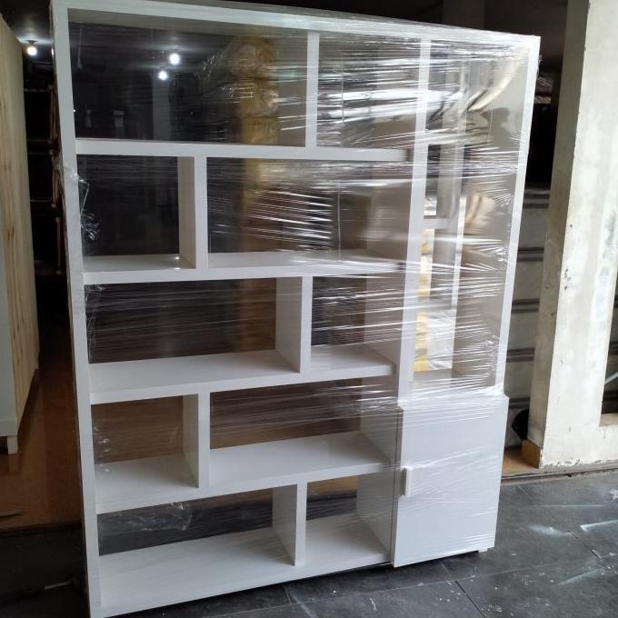 Lemari Pajangan Partisi Penyekat / Pembatas Ruangan Minimalis