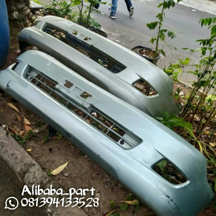 Bumper bemper depan mobil Innova original copotan 2004 2005