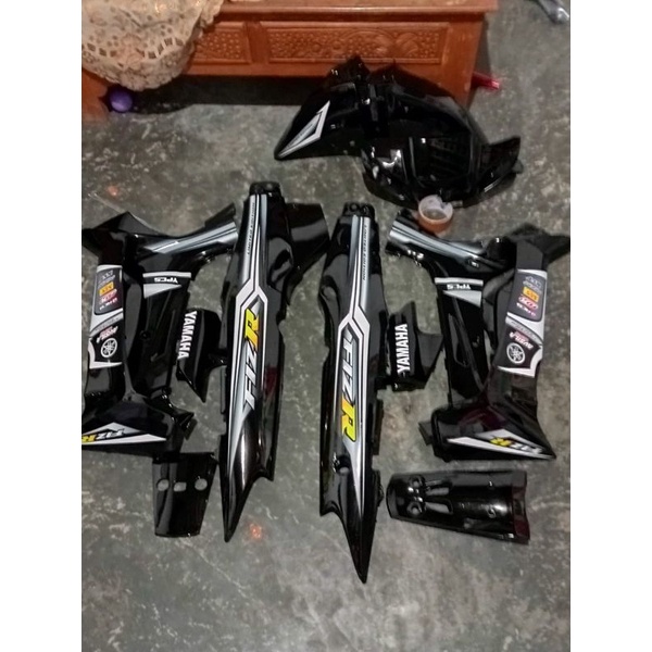 cover body Yamaha FIZR warna hitam striping custom limited edition