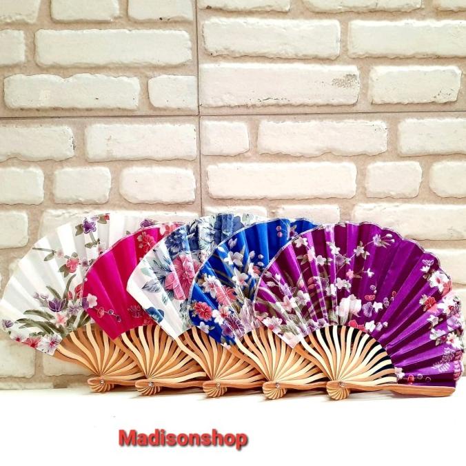 

New Kipas Menari Oval Tangkai Ulir Dekorasi Imlek Kado Soevenir Kipas Kain Original