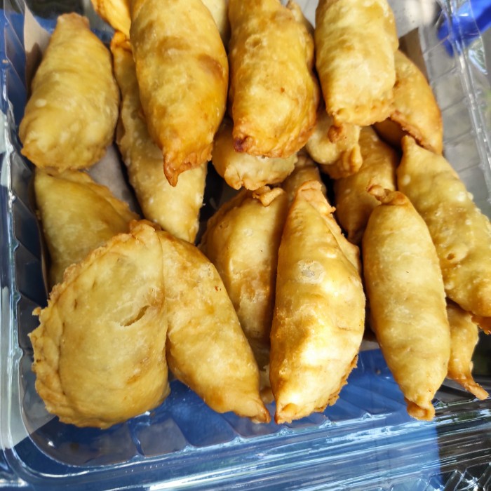 

kue pastel mama lia greenlake isi wortel kentang telor dijamin maknyus lemahduwur.seller