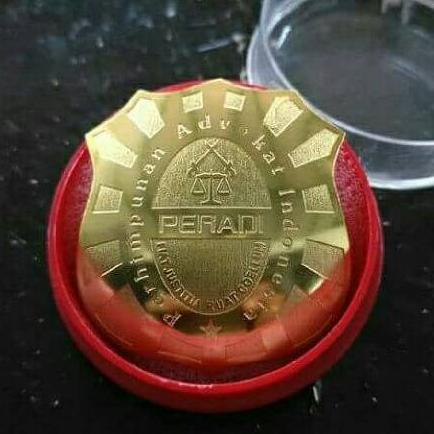 Pin bross aksesoris Lencana PERADI advokat magnet kuningan emas bagus