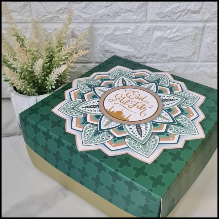 

BEST DEAL KOTAK KUE HADIAH LEBARAN DESIGN TERBARU GOLD UK 22 CM FULL LAMINATING !