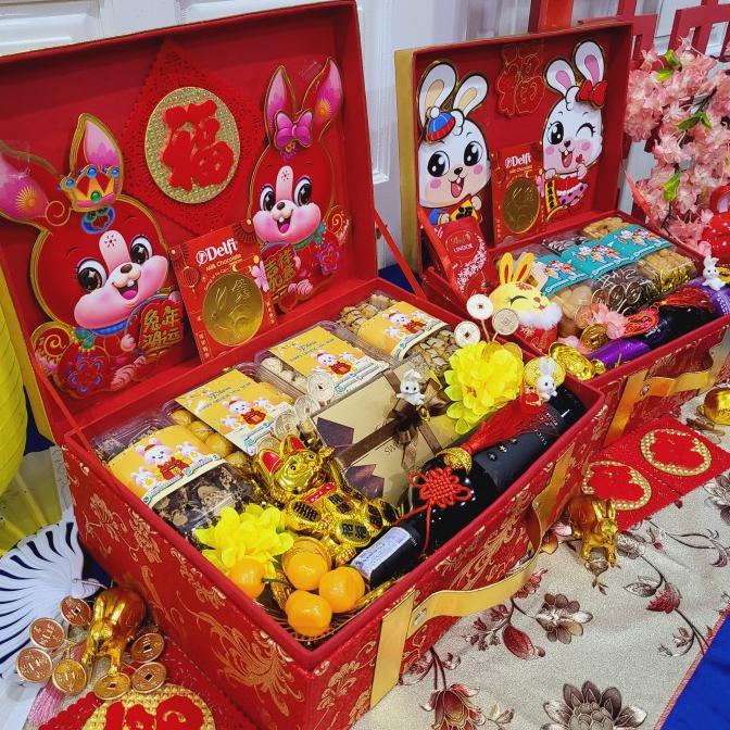 

Terlarisss - Paket Dekorasi Hampers Imlek Bunga Cny Parcel Hadiah Kue Kering 006 - Langsung Kirim
