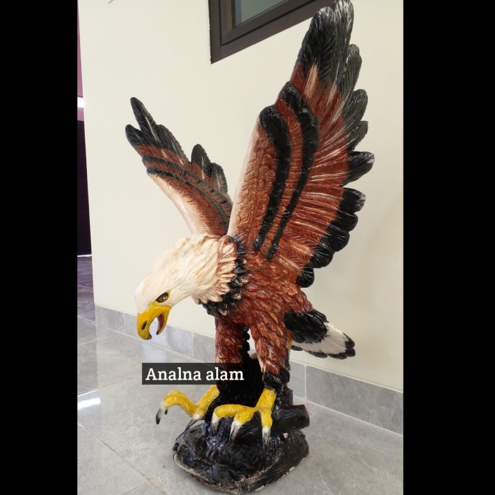 patung burung elang rajawali
