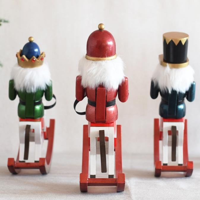 

Nutkereta Kuda Kayu Prajurit Natal Dekorasi Pajangan Kayu Stok Terbatas