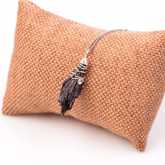 [Baru] Black Kyanite Stone Necklace - Raw Kyanite Diskon