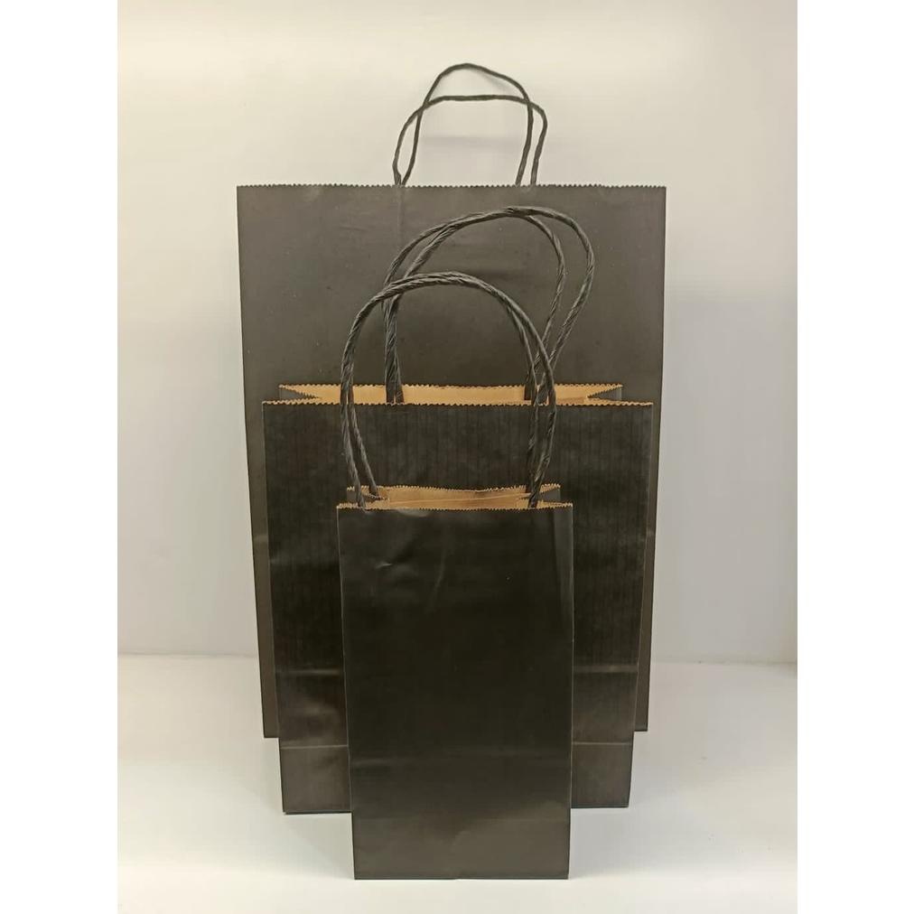 

Model baru - PAPERBAG HITAM TALI 26x13x34cm 10pcs .,